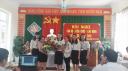 ban cha me hoc sinh tang hoa.jpg - 