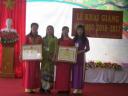 hieu truong tang bang khen.jpg - 